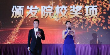 畢加為各院校頒發(fā)“最佳合作院?！保瑫?huì)展精英，譜寫(xiě)華章