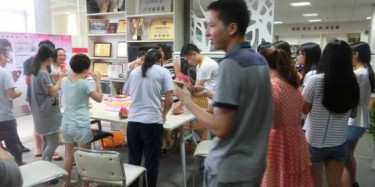 相親相愛(ài)一家人，畢加展覽為員工慶祝生日